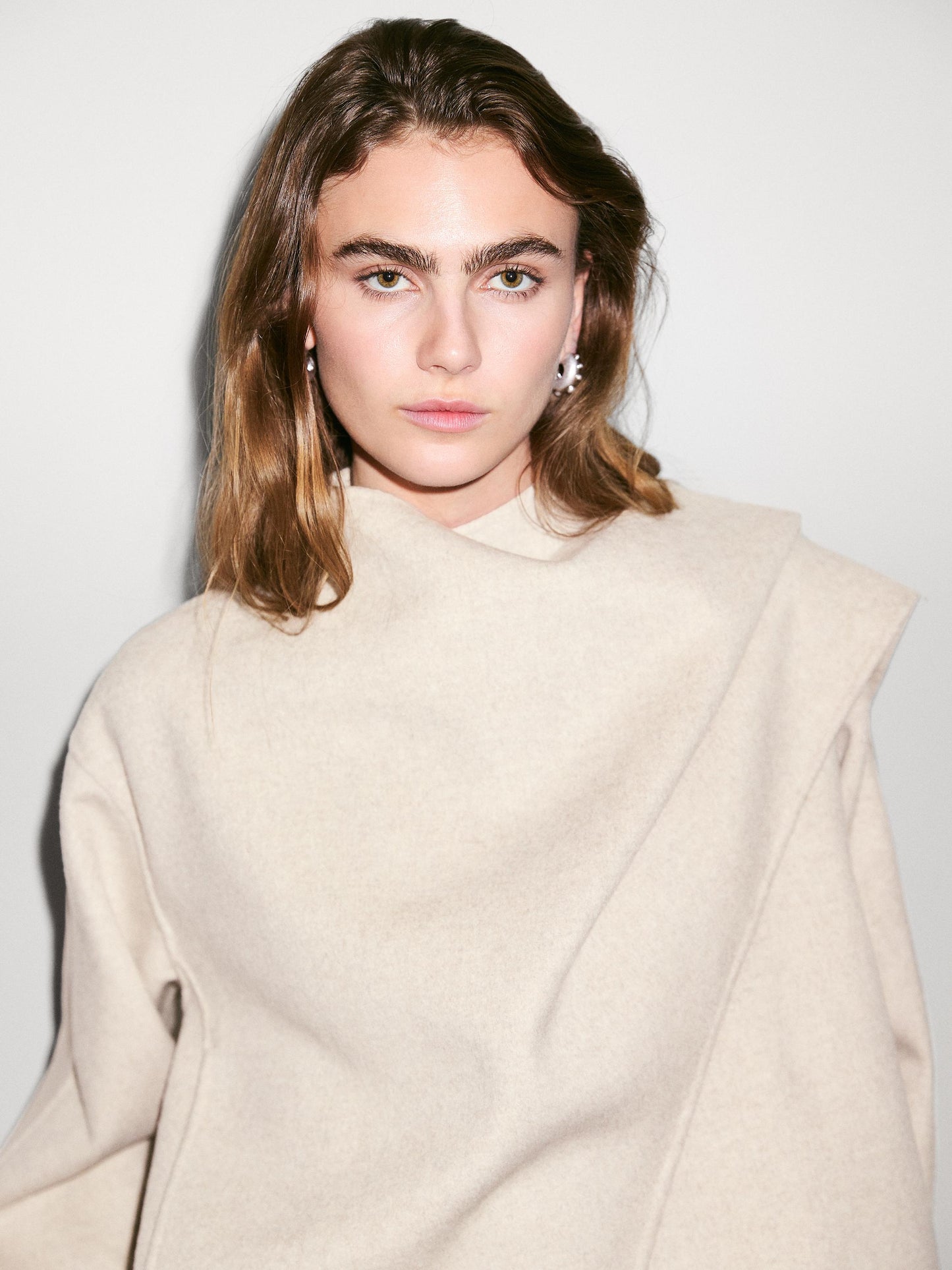 Dames Asymmetrische Jas van Wolmix | Stijlvolle Jas met Sjaaldetail | Aveline