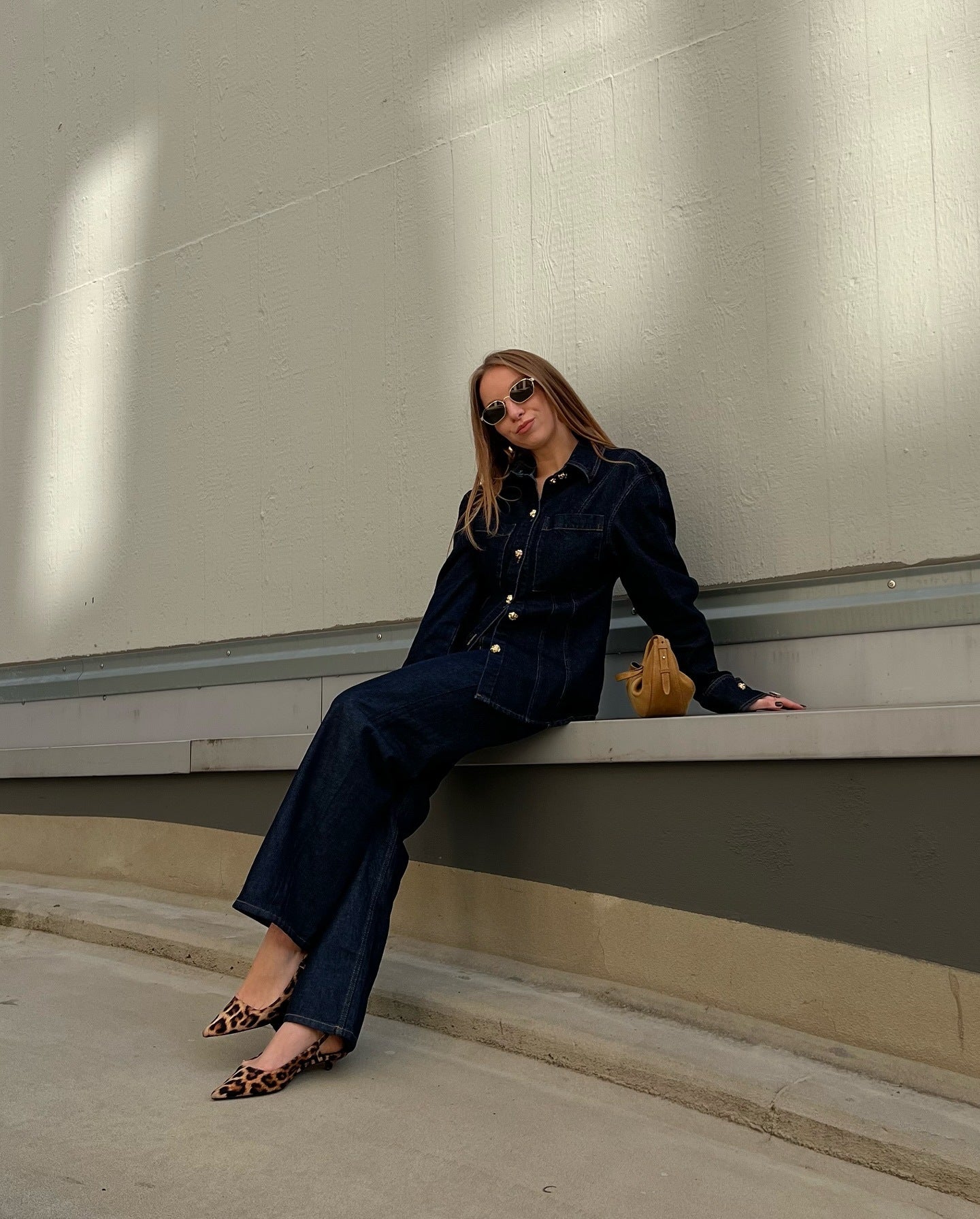 Olivia | Denim Co-ord Set Dames | Spijkerblouse Met Gouden Knopen & Flared Jeans