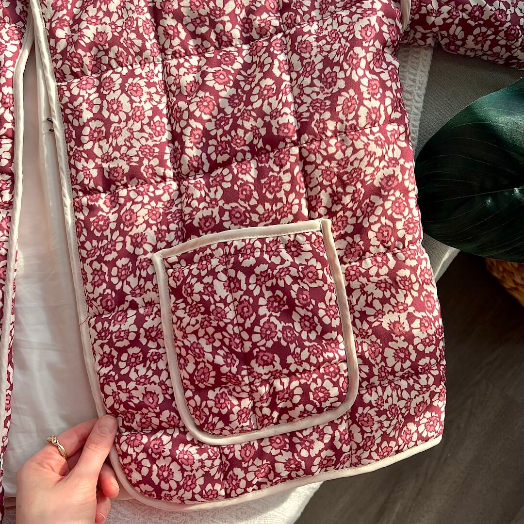 Kim | Stijlvolle Dames Jas Met Bloemenprint | Trendy Leliepatroon Statement Jas