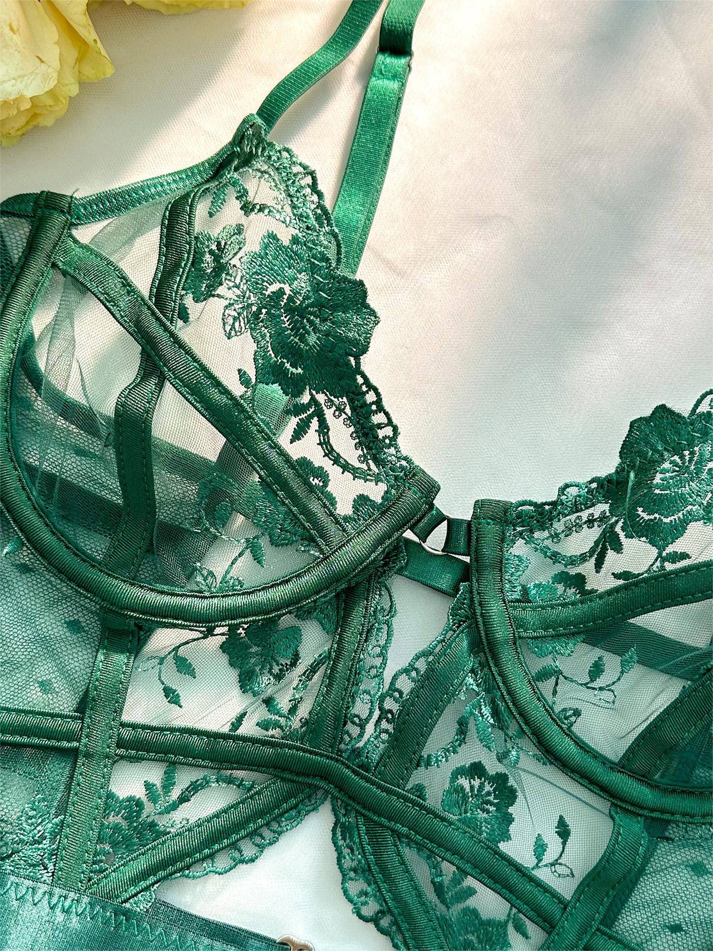 Varleina | Groene Kanten Lingerieset Dames | Luxe & Verleidelijk met Borduurdetails