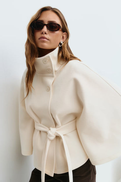 Cape Jas Dames – Clara Model met Hoge Kraag, Ceintuur & Cape-Mouwen