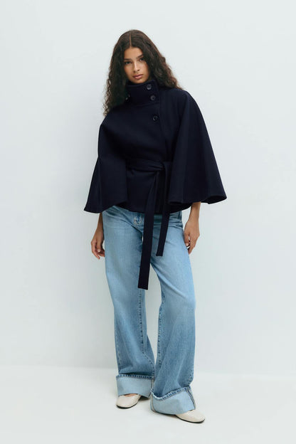 Cape Jas Dames – Clara Model met Hoge Kraag, Ceintuur & Cape-Mouwen
