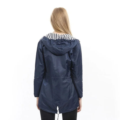 Nora | Dames Waterdichte Mantel met Capuchon – Beschermend & Stijlvol